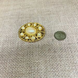 VTG Monet Gold Pearl Brooch‎